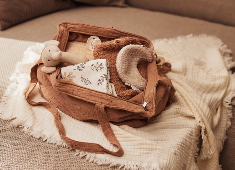 Bébé : les essentiels à glisser dans sa valise de maternité d'hiver